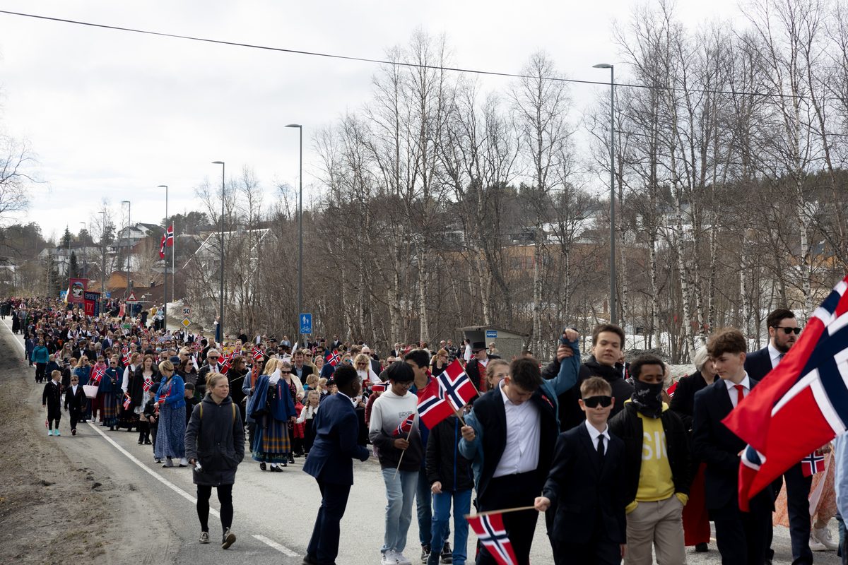 17. mai-tog med norske flagg